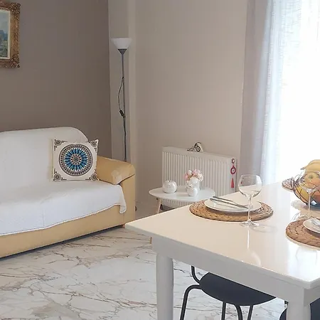 Claudia's * Αλιβέρι